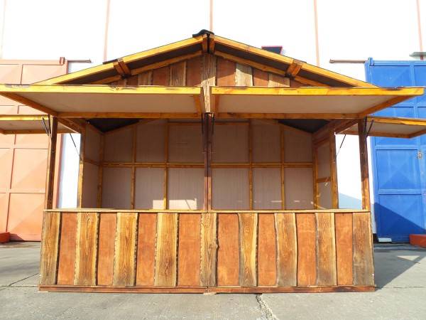Rustikaler Holzmarkstand