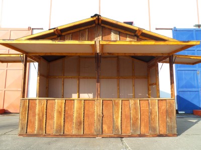 Rustikaler Holzmarkstand