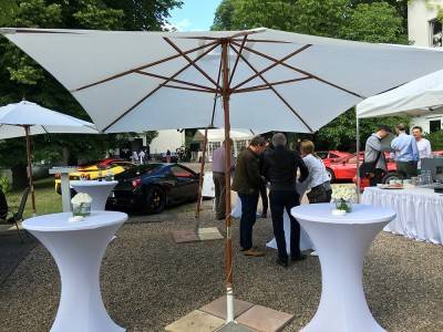 weißer Sonnenschirm