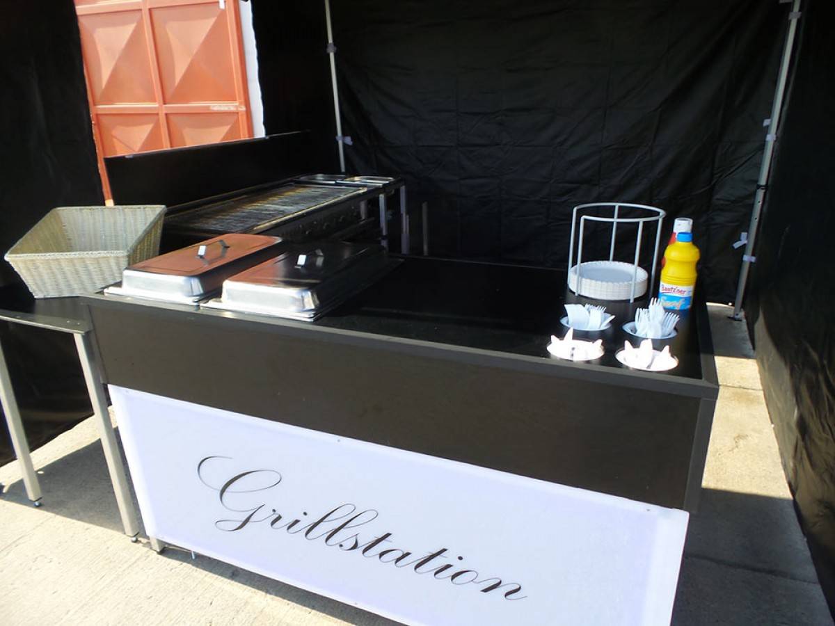 Mobiler Grillstand mieten inkl. Steaks, Bratwurst & Griller Mobiler Grillstand mieten inkl. Steaks, Bratwurst & Griller