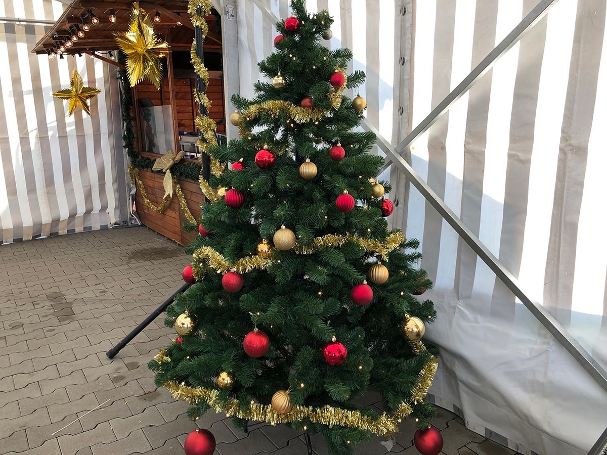 Weihnachtsbaum mieten mit Licht und Kugeln Verleih