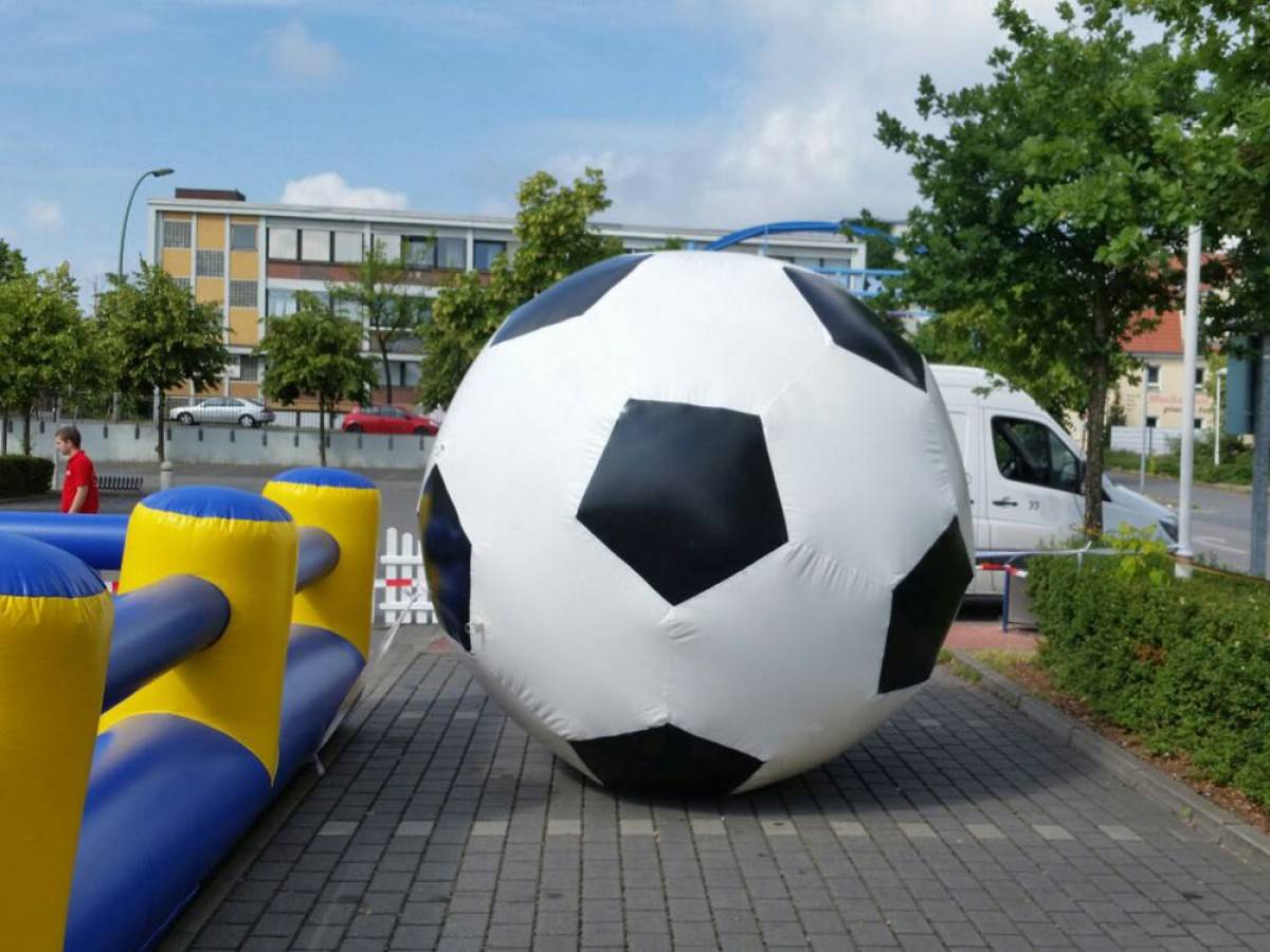 RIESEN FUßBALL mieten in Berlin --- Xxl Fussball Verleih.